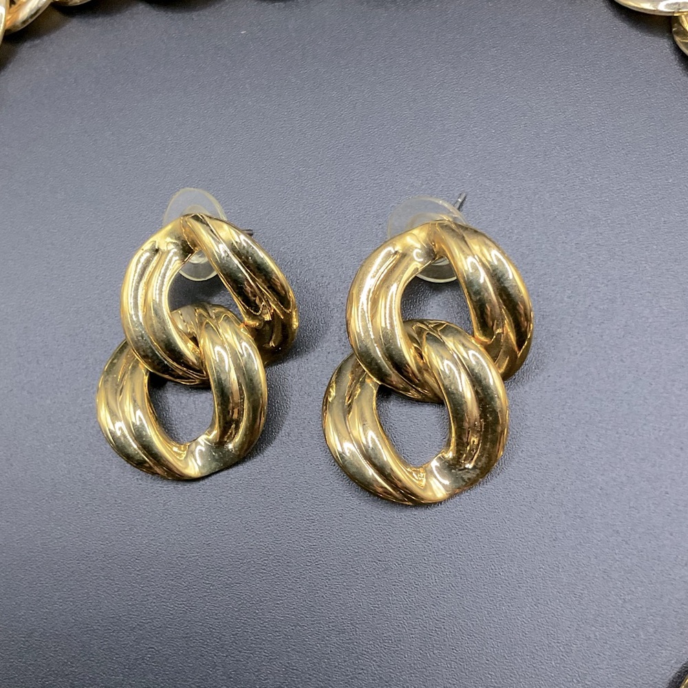 Vintage Gold Tone Jewelry Set Chunky Chain Runway Necklace Pierced Earrings - Picture 2 of 4